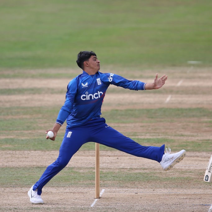 On the plane to SA. 🇿🇦🛫 🫡 Young England Men star Farhan Ahmed receives the call for January's U19 World Cup. Read more 👉 mtr.cool/aykupvnafz