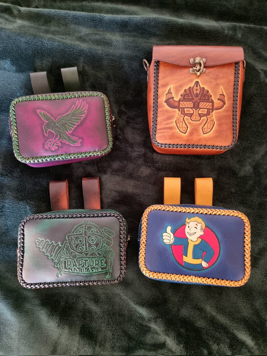 cuirdonyx's tweet photo. Je ne prends pas de commandes pour Noël mais j'ai encore quelques pièces disponibles 😊

Voilà les prix :
Sacoche Casque Nain : 350€
Sacoche de ceinture Corbeau : 250€
Sacoche de ceinture Fallout : 250€
Sacoche de ceinture Bioshock : 260€
Porte-monnaie Valknut : 100€
Porte-monnaie Odin : 80€
Porte-monnaie Aigle : 100€
Porte-monnaie Naruto : 80€

Si vous êtes intéressé n'hésitez pas à me DM, j'offre la livraison 📦
Et les RT pour la visibilité sont gratuits et très appréciés 😁