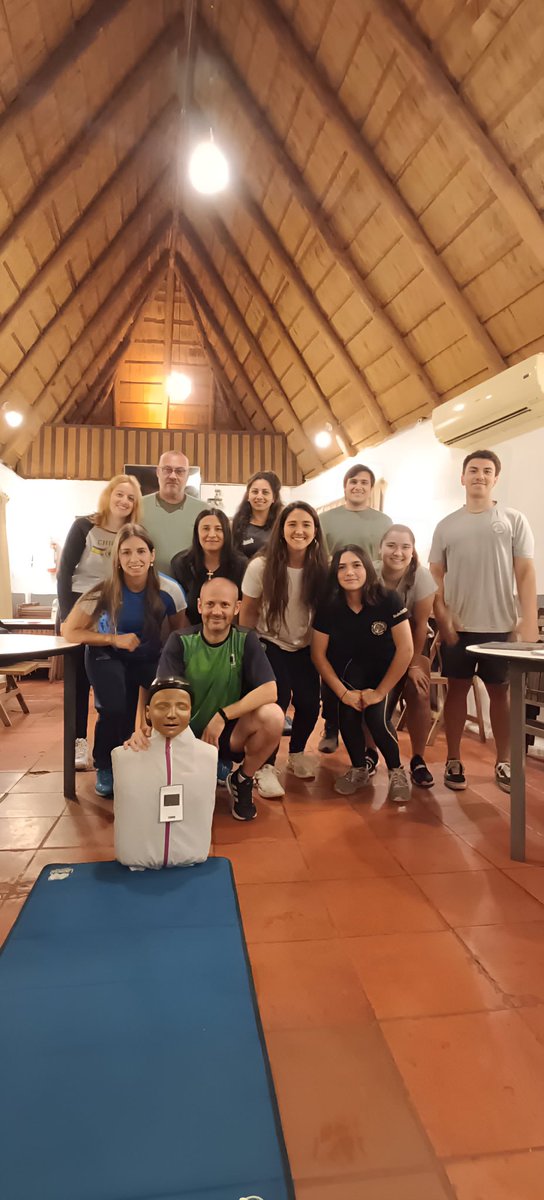 RugbyClubesURU's tweet photo. 📢En el Centro Regional Oeste @ctmrugby ya hizo su curso de Primeros Auxilios de cara al 2024. 

En tu club ya lo hiciste? 🤔

#CapacitacionesURU https://t.co/328RivwX2d