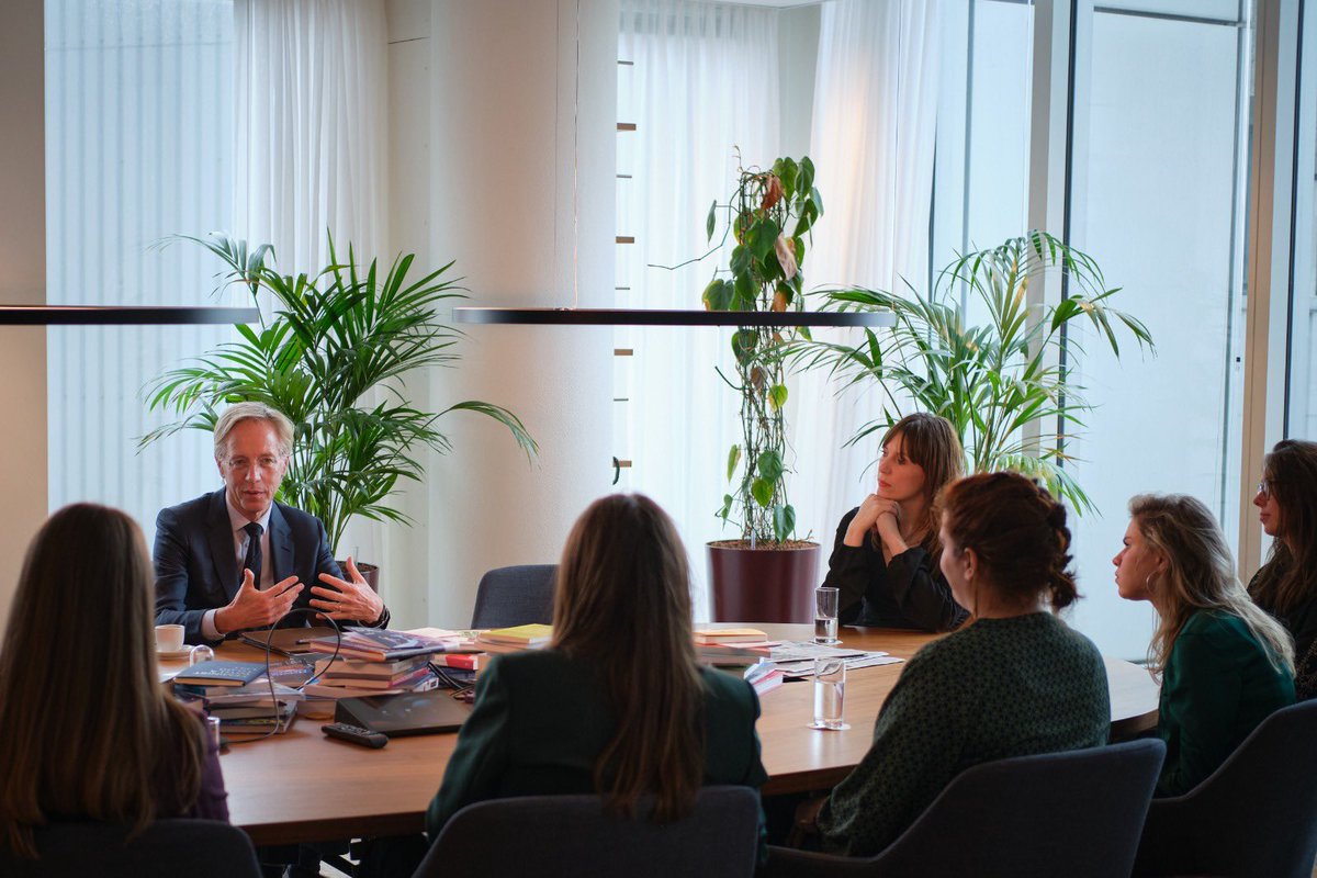 Samen met studenten in gesprek over een beter mentaal welzijn 💬

Afgelopen maandag bezochten <a href="/Trimbos/">Trimbos-instituut</a> en <a href="/ECIO_NL/">ECIO | Expertisecentrum inclusief onderwijs</a> de demissionair minister <a href="/RHDijkgraaf/">Robbert Dijkgraaf</a> vanuit #Stijn: het nieuwe programma Studentenwelzijn (mbo, hbo en wo)

Terugblik ➡️ ecio.nl/nieuws/student…
