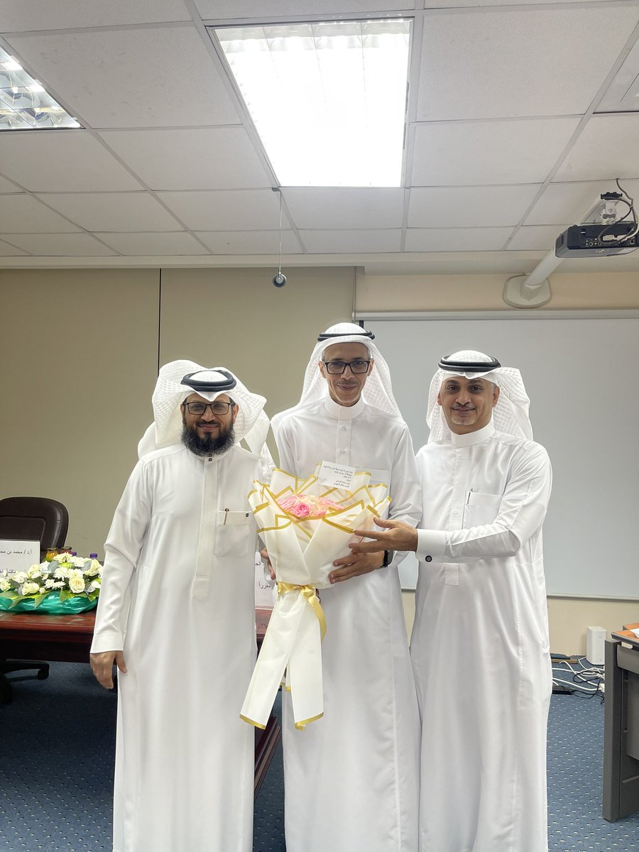 الحمد لله من قبل ومن بعد
الحمد لله في هذا اليوم المبارك ٢٢-٥-١٤٤٥هـ حصلت على درجة الدكتوراة في القيادة والإدارة التربوية
شكرًا لسعادة <a href="/nraljabri/">أ. د. نياف الجابري Prof. Nayyaf Aljabri</a> المشرف على الرسالة الذي كان لدعمه وتوجيهه الأثر الكبير
شكرًا لسعادة المناقشين <a href="/Dralharbi1/">بروفيسور/ محمد بن محمد الحربي</a>  <a href="/bdr20008/">د.بدر الشاعري</a> على ما قدموه من نصح خلال المناقشة.