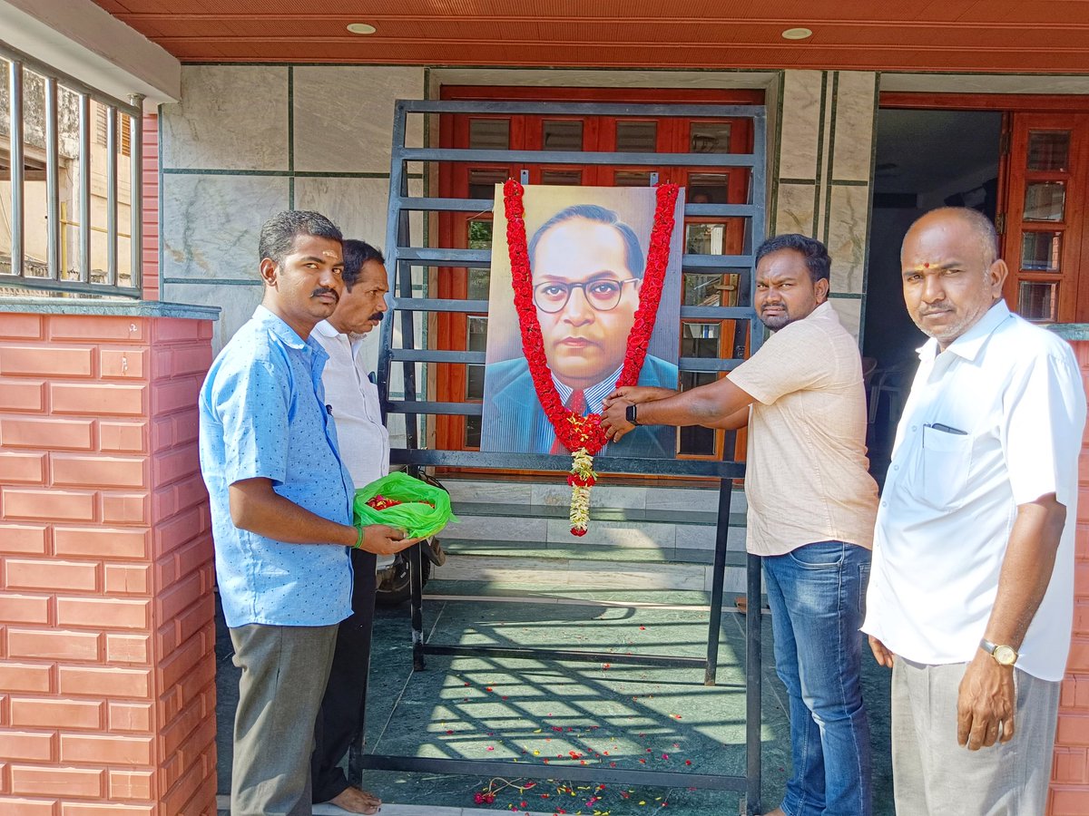 Titus1995's tweet image. சாதி மத பேதமற்ற சமத்துவ இந்தியாவை உருவாக்கிட வரலாற்று சிறப்புமிக்க அரசியல் சாசனத்தை உருவாக்கிய சட்ட மாமேதையே,தங்கள் நினைவு நாளில் தேச ஒற்றுமையை என்றும் காத்திட லட்சிய சபதம் ஏற்போம்
#ர.டைட்டஸ் 
#ஈரோடு_மாநகர_துணைதலைவர் #சிறுபான்மையினர்_நல_உரிமைப்_பிரிவு_அணி 
#ஈரோடு_தெற்கு_மாவட்டம்.