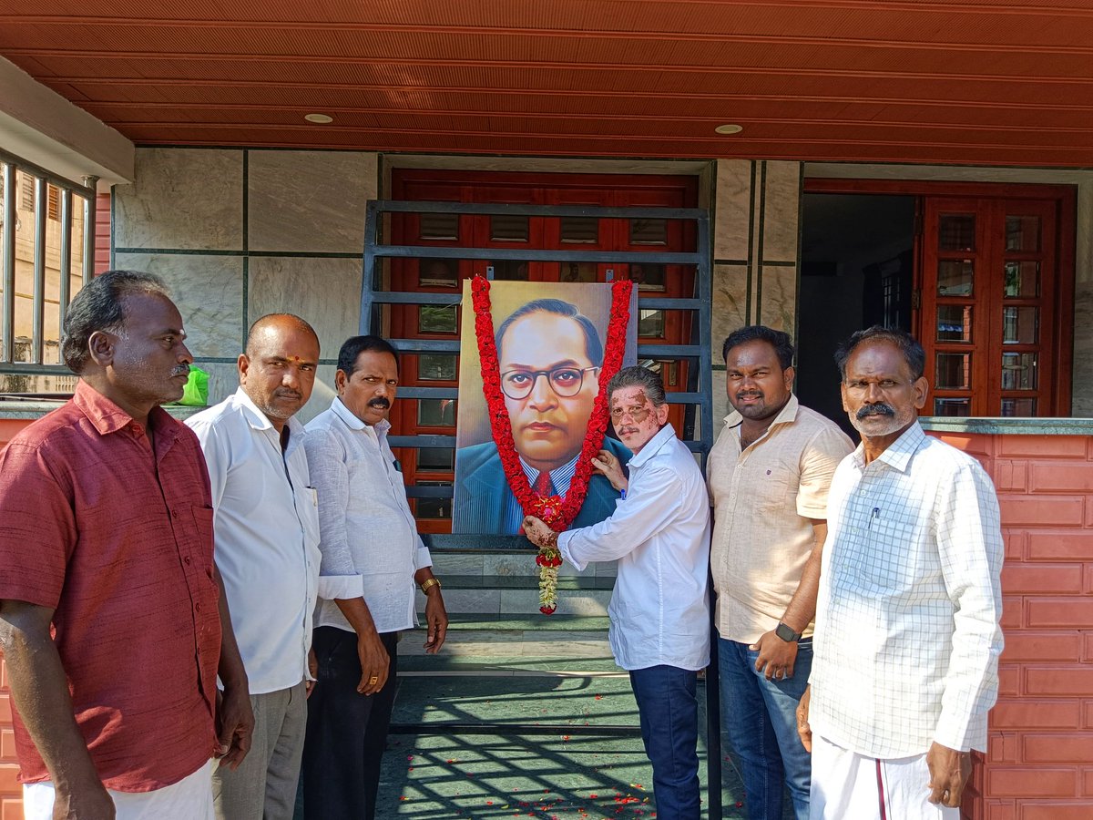 Titus1995's tweet image. சாதி மத பேதமற்ற சமத்துவ இந்தியாவை உருவாக்கிட வரலாற்று சிறப்புமிக்க அரசியல் சாசனத்தை உருவாக்கிய சட்ட மாமேதையே,தங்கள் நினைவு நாளில் தேச ஒற்றுமையை என்றும் காத்திட லட்சிய சபதம் ஏற்போம்
#ர.டைட்டஸ் 
#ஈரோடு_மாநகர_துணைதலைவர் #சிறுபான்மையினர்_நல_உரிமைப்_பிரிவு_அணி 
#ஈரோடு_தெற்கு_மாவட்டம்.