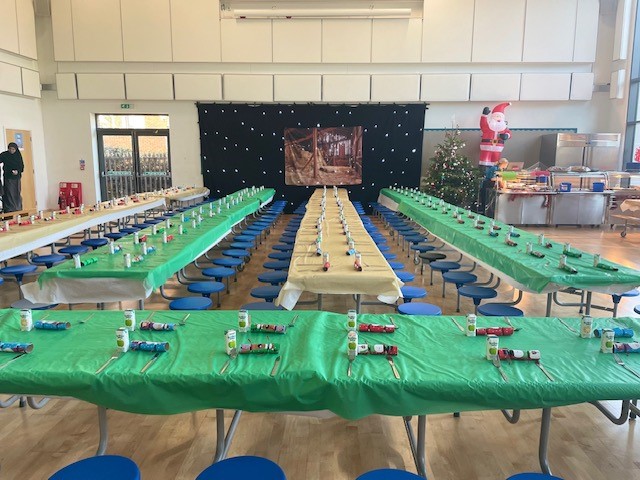 Town Hall had a beautiful setting prepared for Christmas lunch today! 🎄🤶😋 #christmaslunch #schoolfestive #christmasvibes #christmasdecor #festiveseason #christmasloading