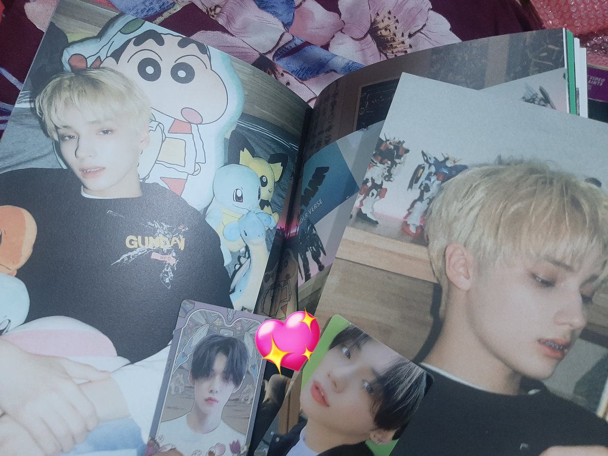 huetart513's tweet photo. I bought The Chaos Chapter: FREEZE Boy ver and..... omg #HUENINGKAI 😳💗
Btw that Shinchan pillow is so cute I want😽
@TXT_members #TOMORROW_X_TOGETHER #TheChaosChapter #FREEZE https://t.co/XpDuuDhcSE