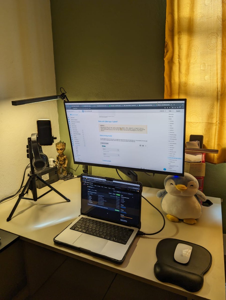 Alarcon_Aleexis's tweet photo. Mi setup no es lo mismo sin el groot fumado y el pingüino 

#javascript https://t.co/Z2nXFM4zb4