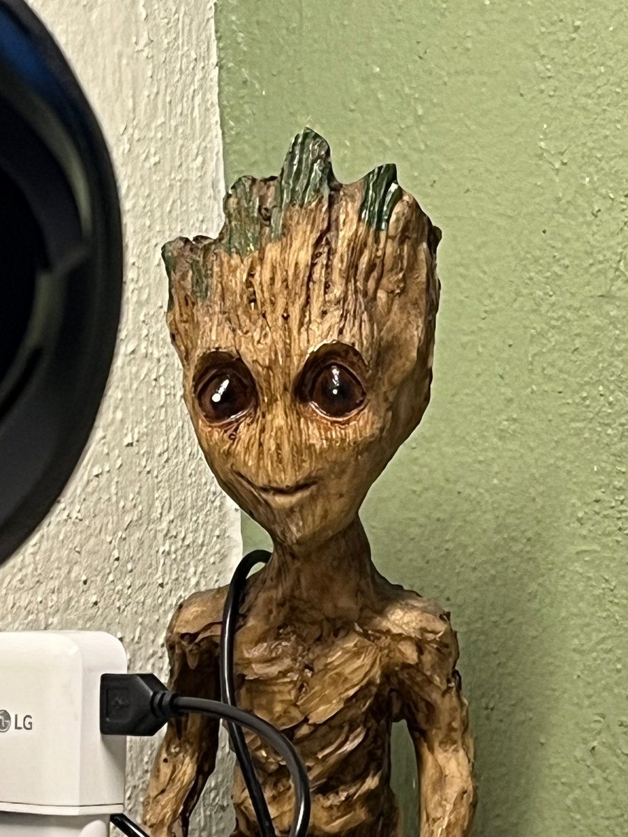 Alarcon_Aleexis's tweet photo. Mi setup no es lo mismo sin el groot fumado y el pingüino 

#javascript https://t.co/Z2nXFM4zb4