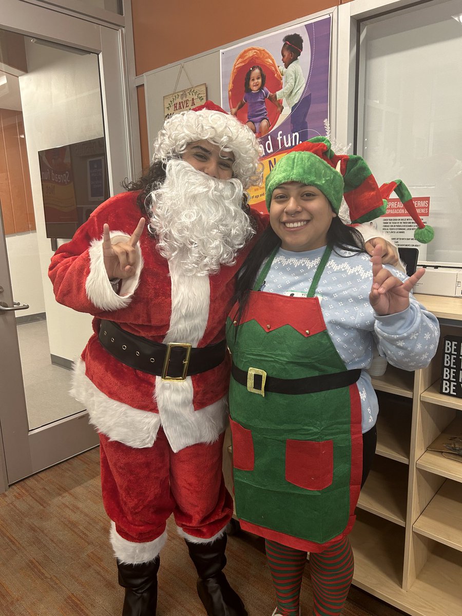iblubman's tweet photo. Today students from UT came to deliver gifts to our Kindergarten students! Thank you ⁦@TexasKinClub1⁩ and ⁦@UTJesy⁩ ⁦@SanchezAISD⁩ https://t.co/NyQDT2QQ7b