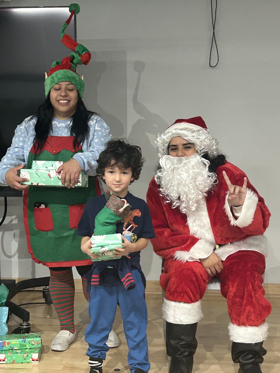 iblubman's tweet photo. Today students from UT came to deliver gifts to our Kindergarten students! Thank you ⁦@TexasKinClub1⁩ and ⁦@UTJesy⁩ ⁦@SanchezAISD⁩ https://t.co/NyQDT2QQ7b