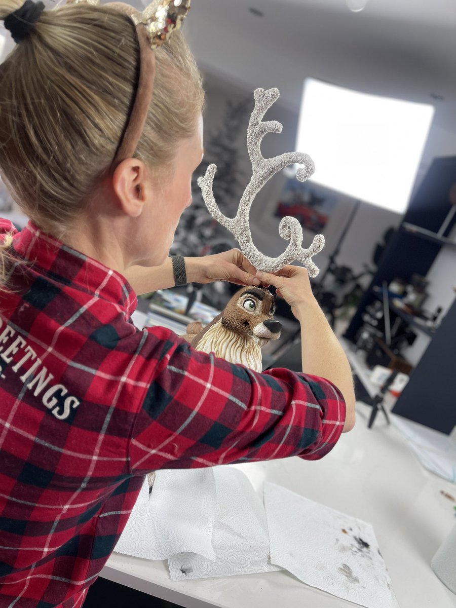 zoesfancycakes's tweet photo. So excited about this one. Keep an eye out for this new online class coming later this week 🦌 will you be joining us for this one?
#zoesfancycakes #christmascakes #cakedecorating #cakedecoratingclasses https://t.co/afyyks610k