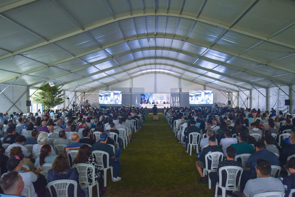 AtsaBsAs's tweet photo. Damos inicio a la Asamblea General de Afiliadxs 2023, encabezada por nuestro Secretario General, el Cro. @hectordaer y con más de 800 compañerxs presentes.
#AsambleaATSA2023 https://t.co/gMkTfIeS84