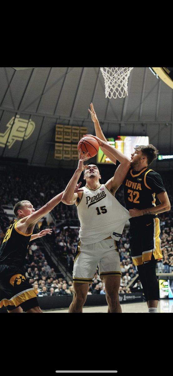 DougGPilotNews's tweet photo. Again what Zach Edey is doing night in &amp; night out is simply amazing especially when you consider he endures this every time down the floor. https://t.co/xcPmnWse5v