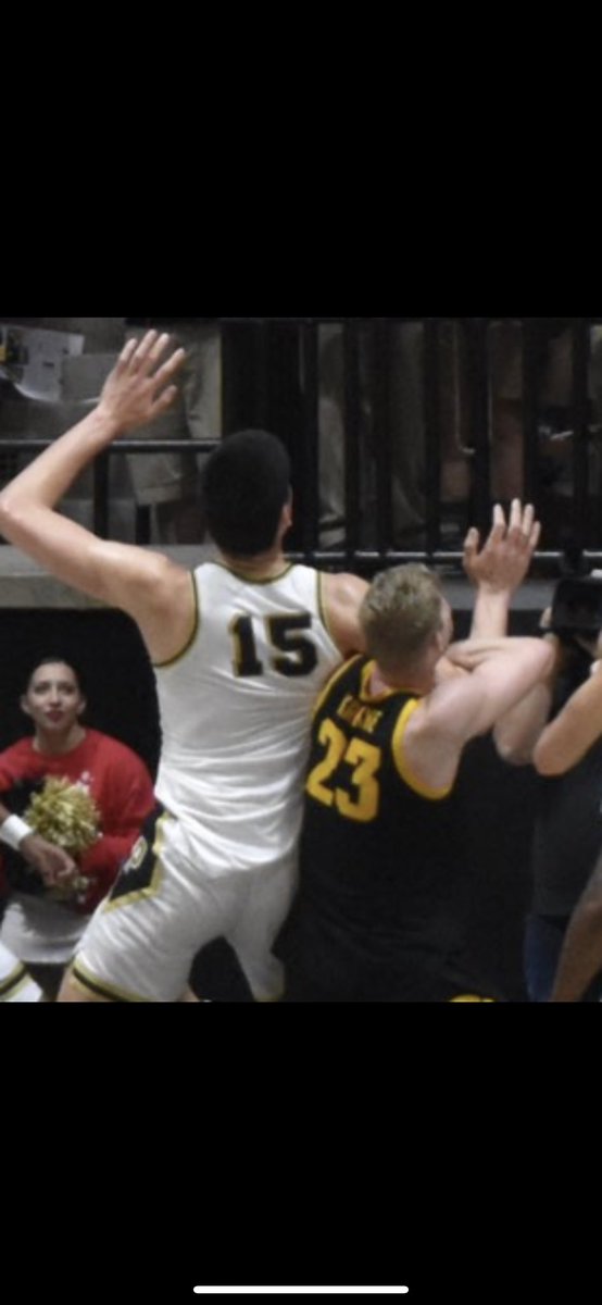 DougGPilotNews's tweet photo. Again what Zach Edey is doing night in &amp; night out is simply amazing especially when you consider he endures this every time down the floor. https://t.co/xcPmnWse5v