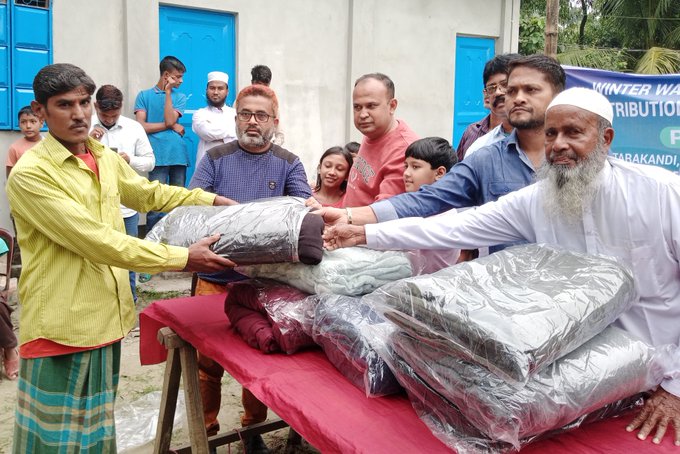 সরিষাবাড়ীতে ‘প্রবাসীর উদ্যোগে’ শীতার্তরা পেলো শীতবস্ত্র