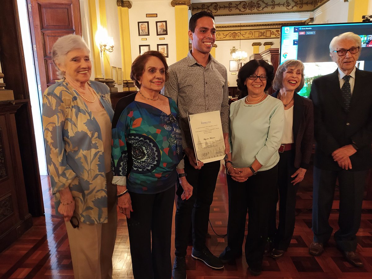 acfimanve's tweet photo. La Acfiman reconoce con este premio el excelente desempeño académico de Alejandro Materano, además de su participación en congresos y cursos científicos y su vocación de servicio como facilitador de estudiantes de diferentes cursos científicos. https://t.co/hQRoI0ELd4