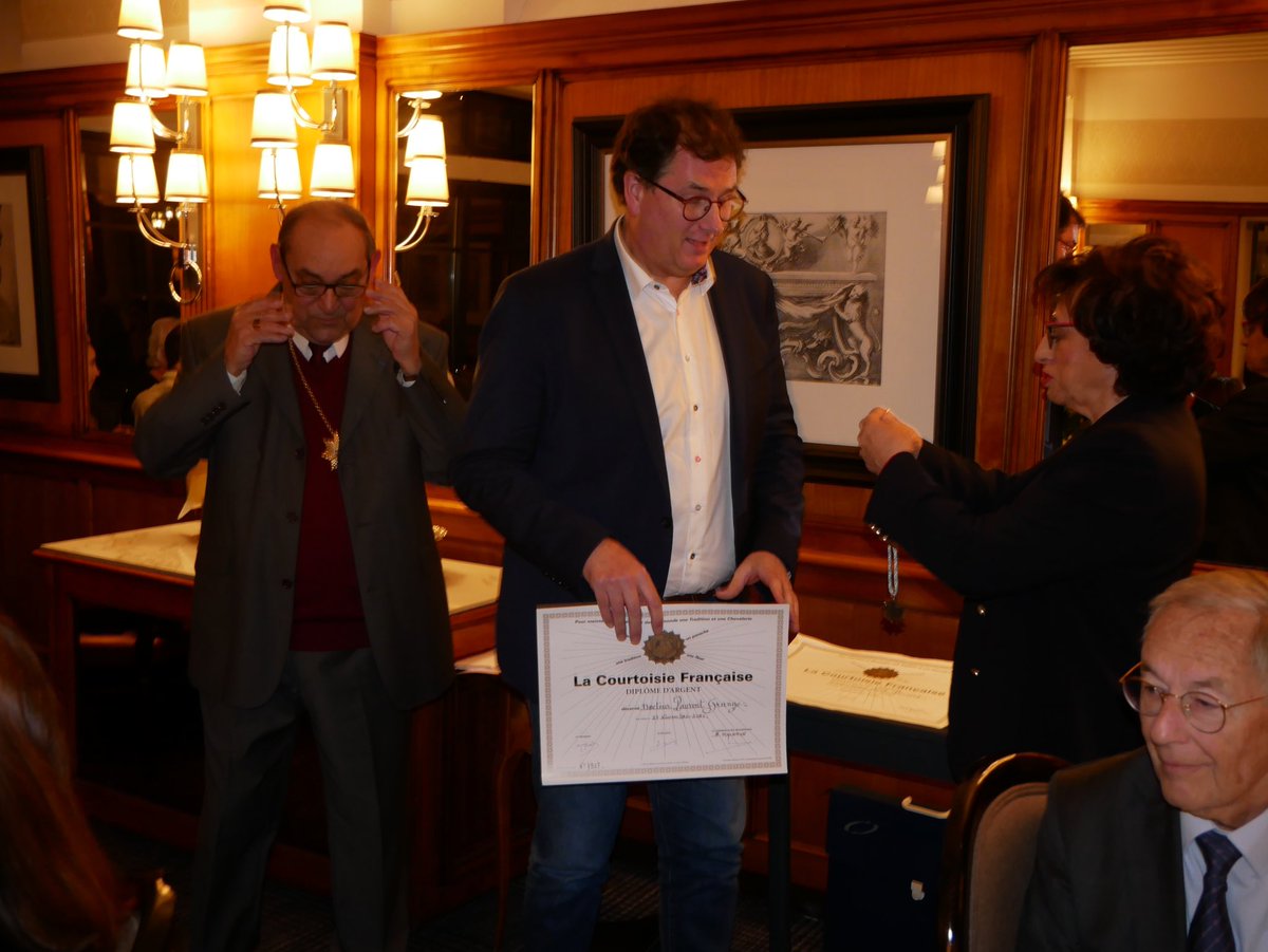 J’ai reçu la semaine dernière la médaille d’argent de la #courtoisieFrançaise 
Merci à l’association de la courtoisie française et à sa présidente pour cet honneur et à Jean Marc Assorin 

courtoisie-francaise.com
