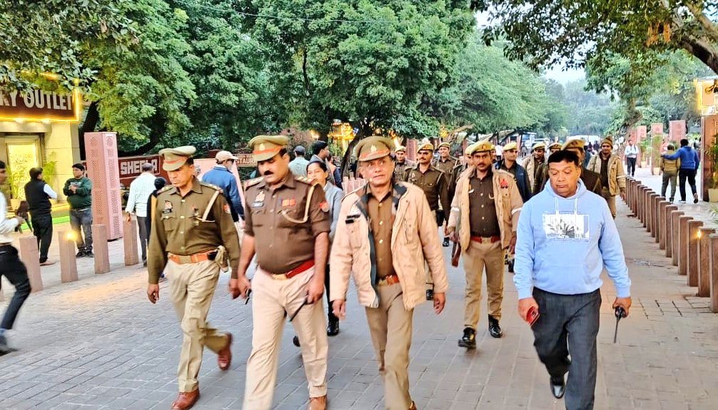 agrapolice's tweet photo. #PoliceCommissionerateAgra 

थाना ताजसुरक्षा पुलिस द्वारा कानून-व्यवस्था के दृष्टिगत एवं पर्यटकों में सुरक्षा भाव जागृत करने के उद्देश्य से ताजमहल येलो जोन में फुट पेट्रोलिंग की गई । 

#FootPatrolling https://t.co/t6we0RCDUA