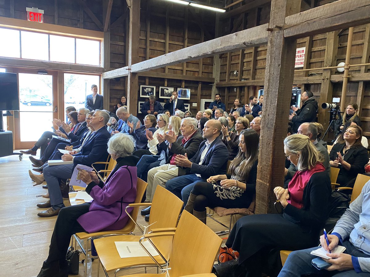 SouthForkWind's tweet image. ⚡First Power⚡ 

It's an electric day on Long Island, where the #BuildingSouthFork team is joining East Hampton community and state leaders to mark the historic #FirstPower delivered by New York's first offshore wind farm.