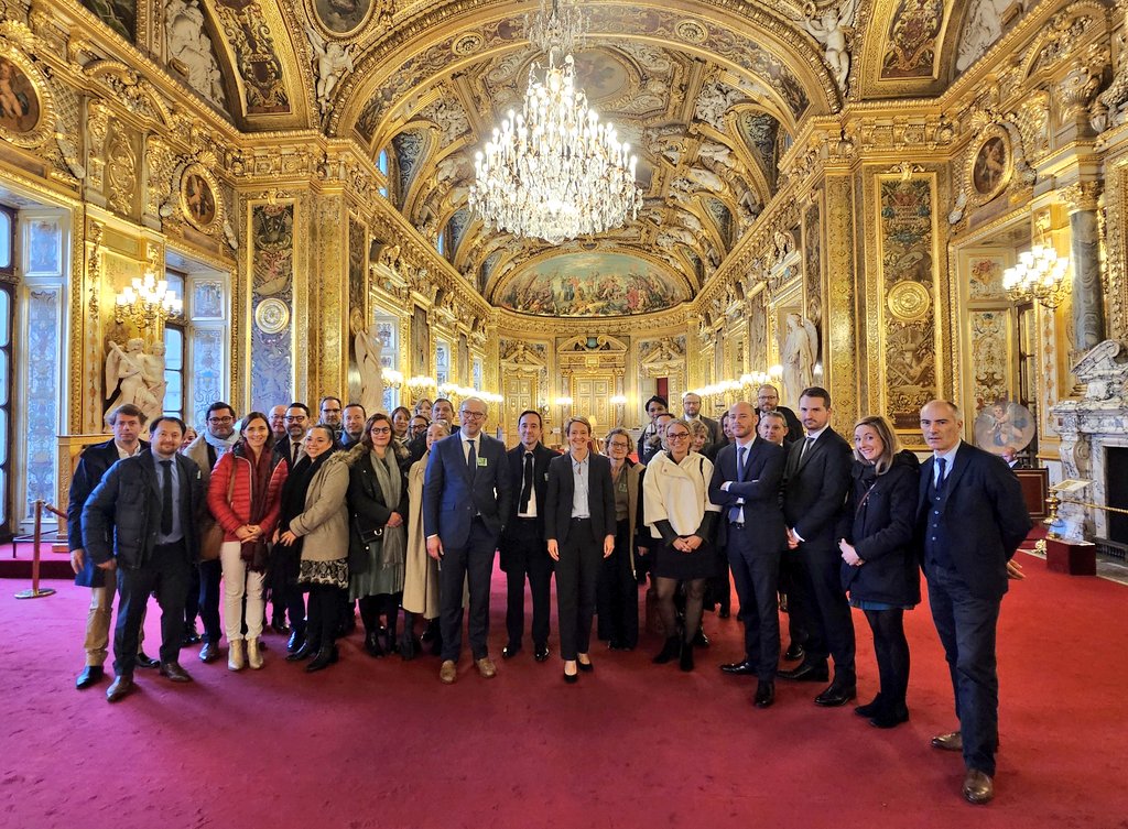 Rencontre au @Senat entre une délégation ligérienne de #Notaires de la CA de Rennes @notaireetbreton et la Sénatrice @LaurenceGarnier, et ses consœurs @GerbaudFrdriqu1 et @nbellurot | #DroitdePropriété #DroitsdeMutations #Immobilier #Logement #ZAN | @JeanVeyrac @Notaires_CSN