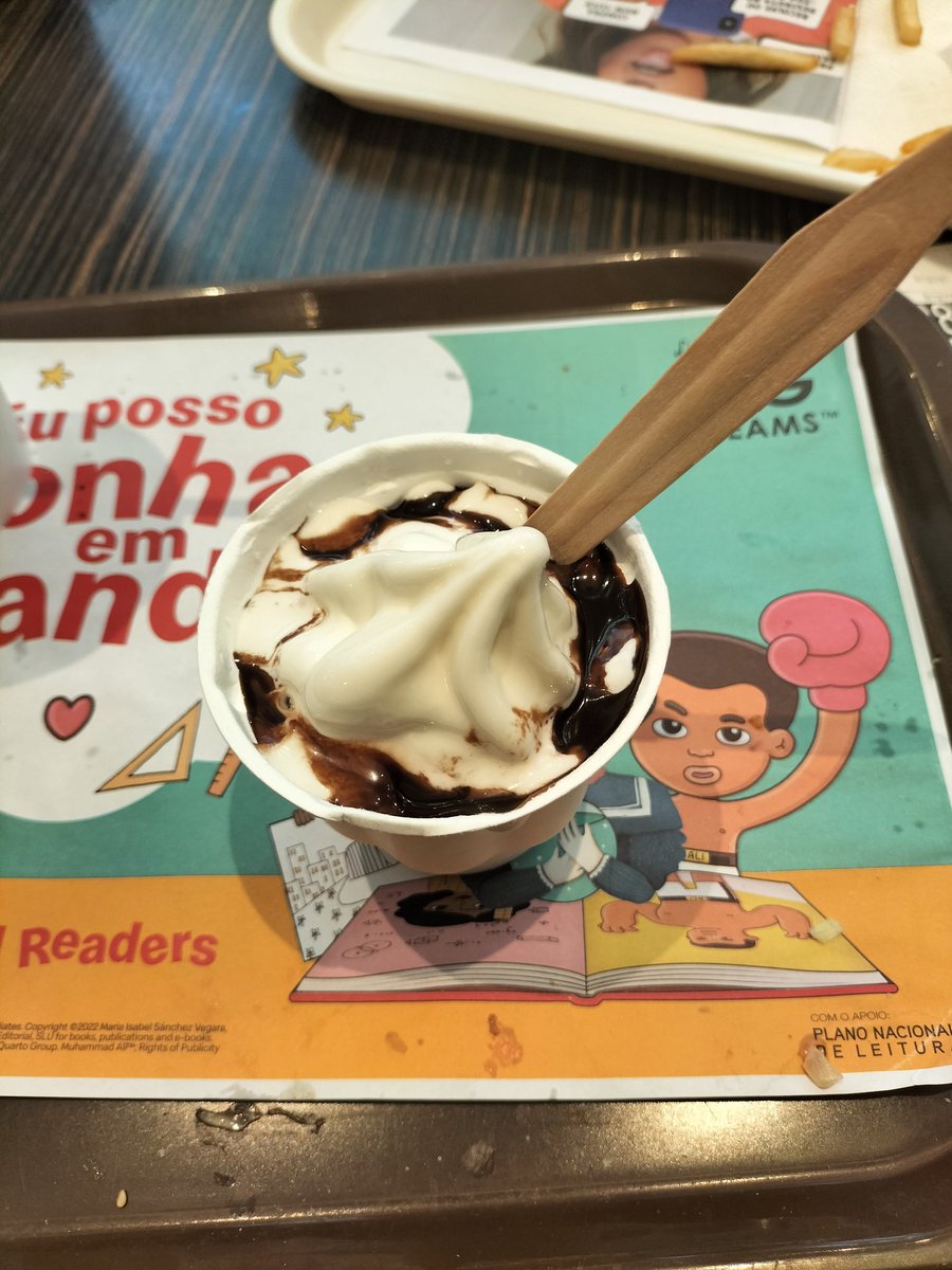 uzcaoticz's tweet image. eating at mcdonald's