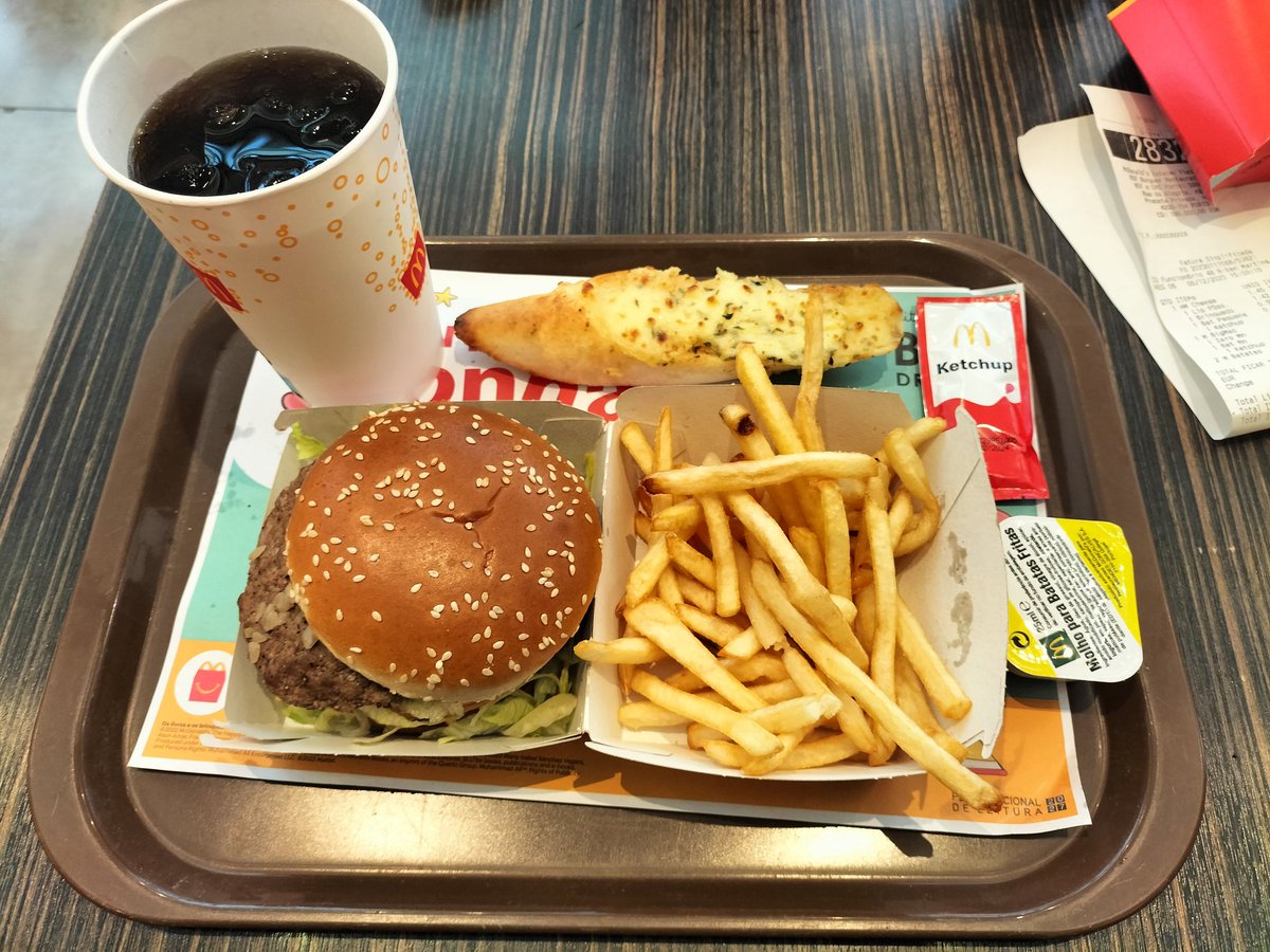 uzcaoticz's tweet image. eating at mcdonald's