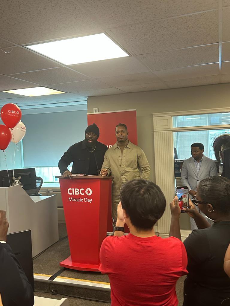 Michael “Pinball” Clemons is present to celebrate #CIBCMiracleDay! For the past 39 years, @cibc have devoted the first Wednesday in December to creating a world without limits to ambition for children around the world. Since 1984, they’ve raiser over $272 Million!