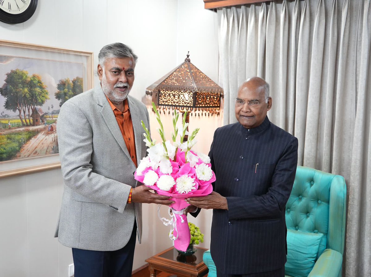 prahladspatel's tweet photo. पूर्व महामहिम राष्ट्रपति मा @ramnathkovind जी से भेंट की ।उनसे भेंट सदैव प्रेरणादायी और सहजता भरी जीवनशैली का संबल प्रदान करती है । https://t.co/OL3RsqmeJU