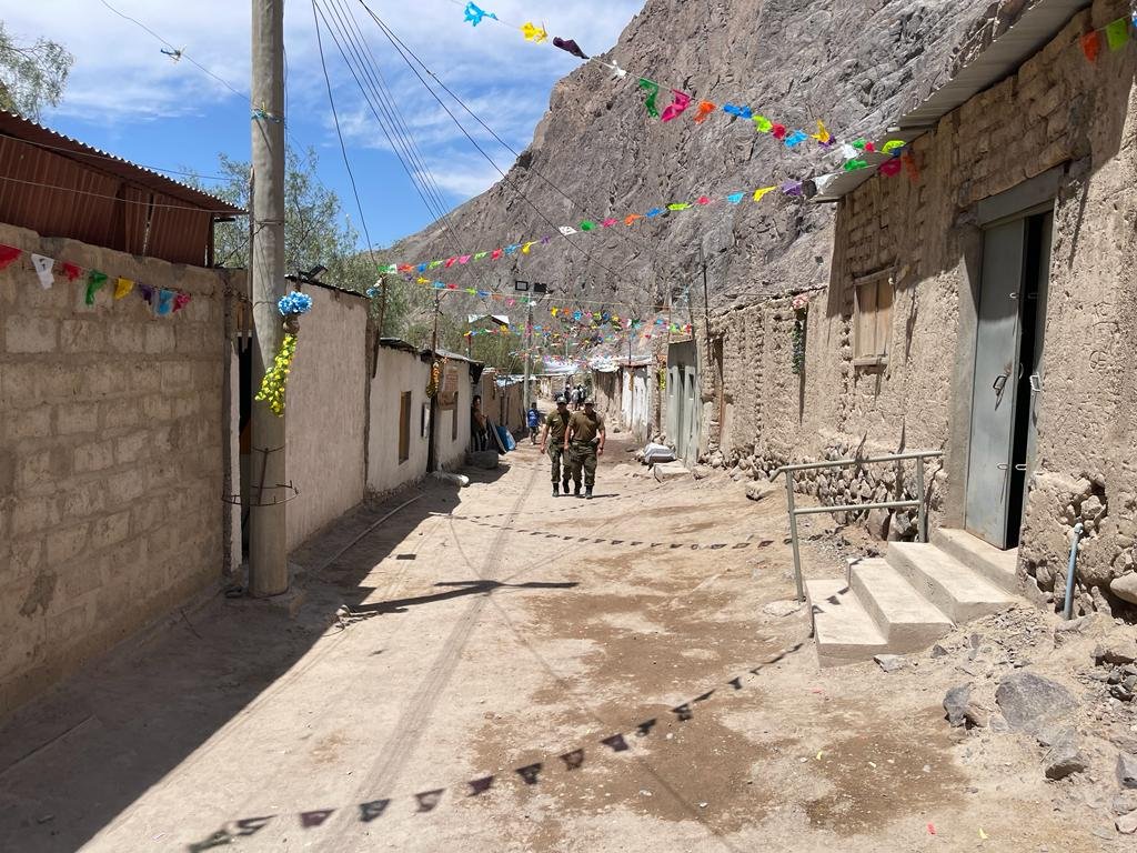 CarabArica's tweet photo. Nosotros ya preparados con servicios preventivos abarcando todo el recorrido hacia el Santuario Virgen de Las Peñas. @CarabArica, resguarda la seguridad de los peregrinos, con asistencia 24/7 en la Subcomisaria Temporal Livilcar y en la Tenencia de Chamarcusiña #Carabineros24/7 https://t.co/m1G27bsOmk
