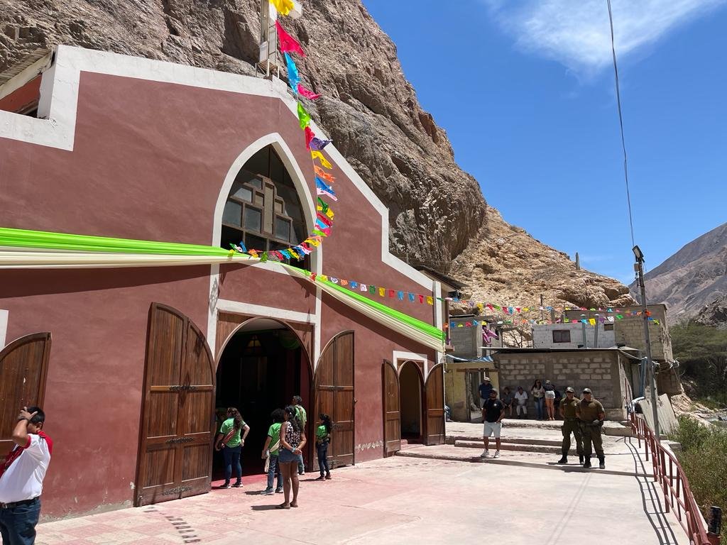 CarabArica's tweet photo. Nosotros ya preparados con servicios preventivos abarcando todo el recorrido hacia el Santuario Virgen de Las Peñas. @CarabArica, resguarda la seguridad de los peregrinos, con asistencia 24/7 en la Subcomisaria Temporal Livilcar y en la Tenencia de Chamarcusiña #Carabineros24/7 https://t.co/m1G27bsOmk