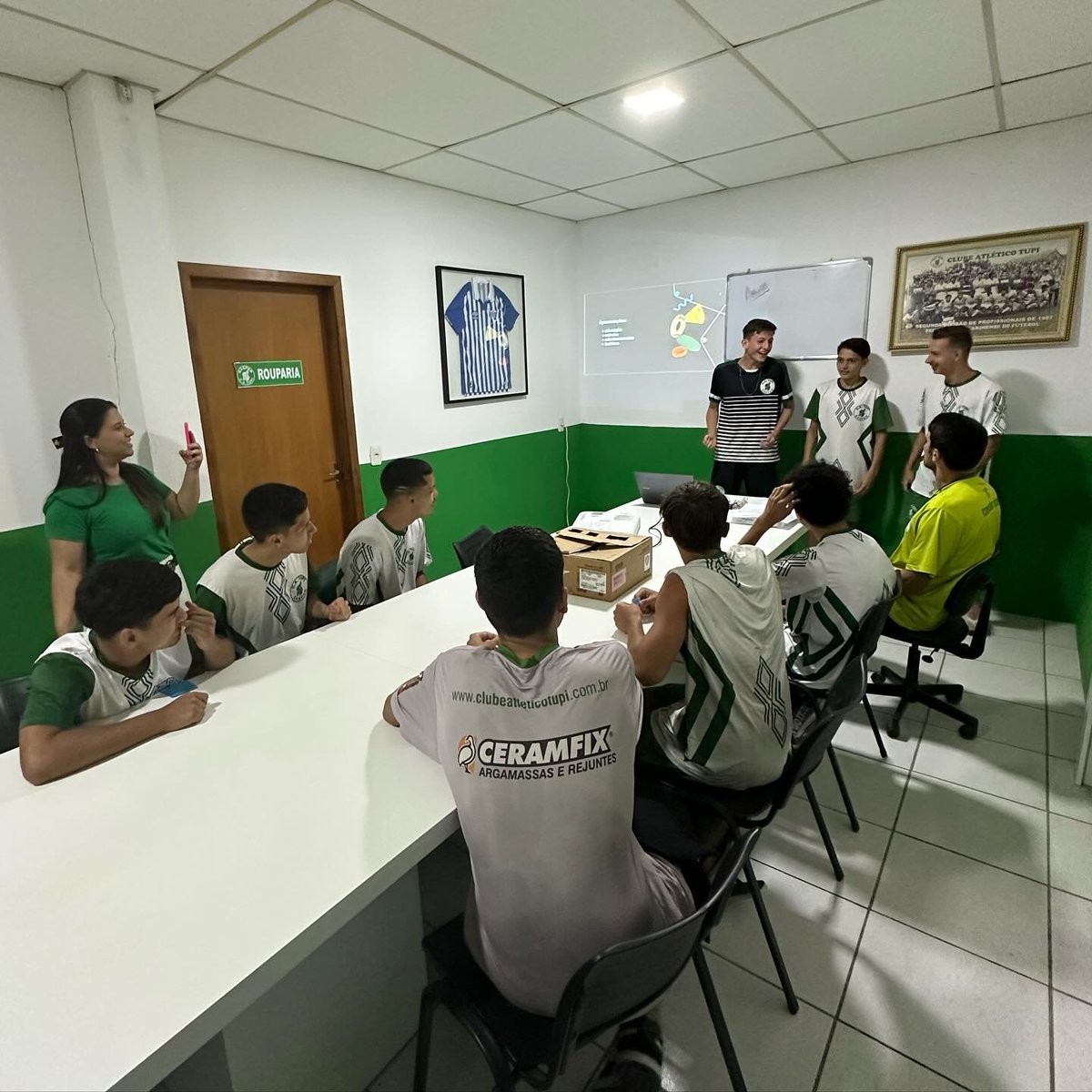 tupi_a's tweet photo. As oficinas no Projeto FIA do Sub-17 no Tupi estão a todo vapor! No encontro de dezembro, mergulhamos no tema “Meu Futuro” unindo forças com a reflexão anterior sobre “Meus Objetivos”. Realizamos atividades dinâmicas e interativas, incentivando cada participante a refletir. https://t.co/ioV7skcbMr