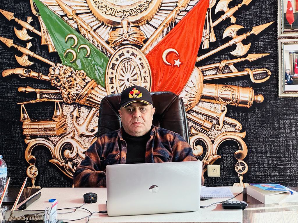 Selahattin Demirtaş Kürt olduğu için değil

T£rörist olduğu için yargılanıyor

Bende Kürt’düm ya yargılanmıyor?

Selahattin Demirtaş  teröristtir 

Kürt Türk Milleti Birdir Bir kalacaktır🇹🇷