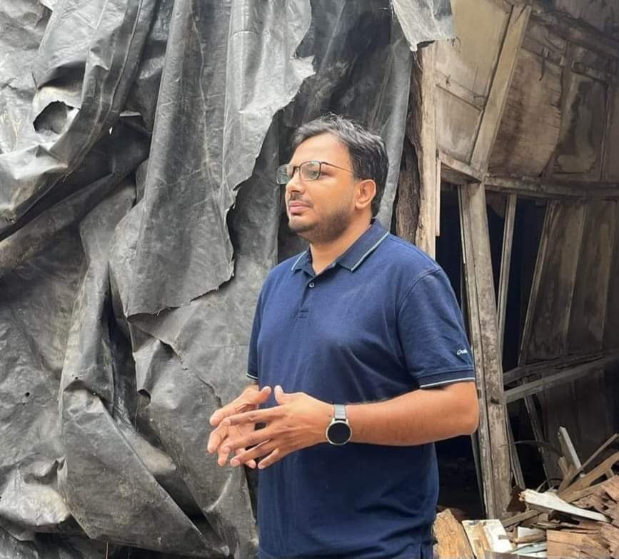 यह डॉक्टर लक्ष्मण यादव हैं। ये पिछले 13 वर्षों से दिल्ली विश्वविद्यालय के ज़ाकिर हुसैन कॉलेज में असिस्टेंट प्रोफ़ेसर (एडहॉक) थे मगर इन्हें अब इनके पद से हटा दिया गया है।

डॉ. लक्ष्मण यादव बहुजन समाज की आवाज़ उठाते हैं, उनकी कोशिश है कि वर्षों से सो रहे समाज को उनके अधिकारों और