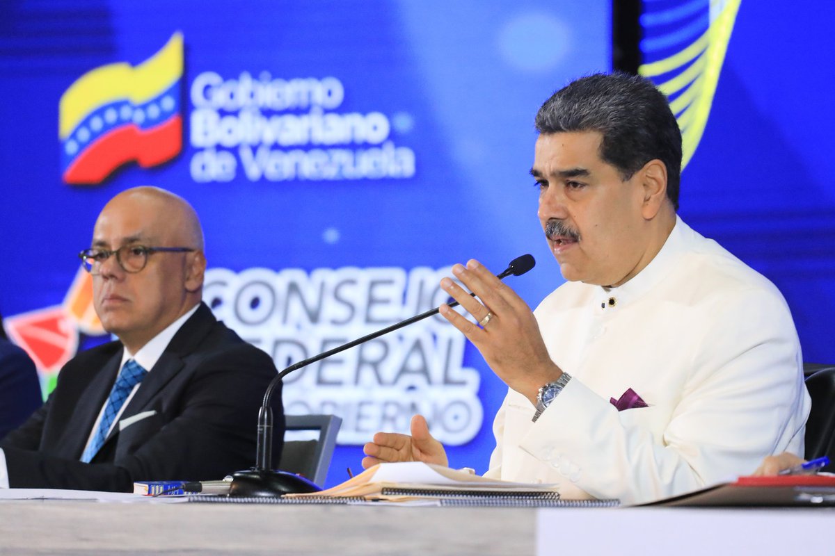 NicolasMaduro's tweet photo. Hemos llevado a cabo un ejercicio de política con "P" mayúscula, de Patria; un ejercicio generoso del amor por Venezuela. Hoy, los venezolanos y venezolanas nos unimos, por encima de las diferencias, en torno a las alternativas políticas para nuestro país. Una sola voz: ¡El Esequibo es nuestro!