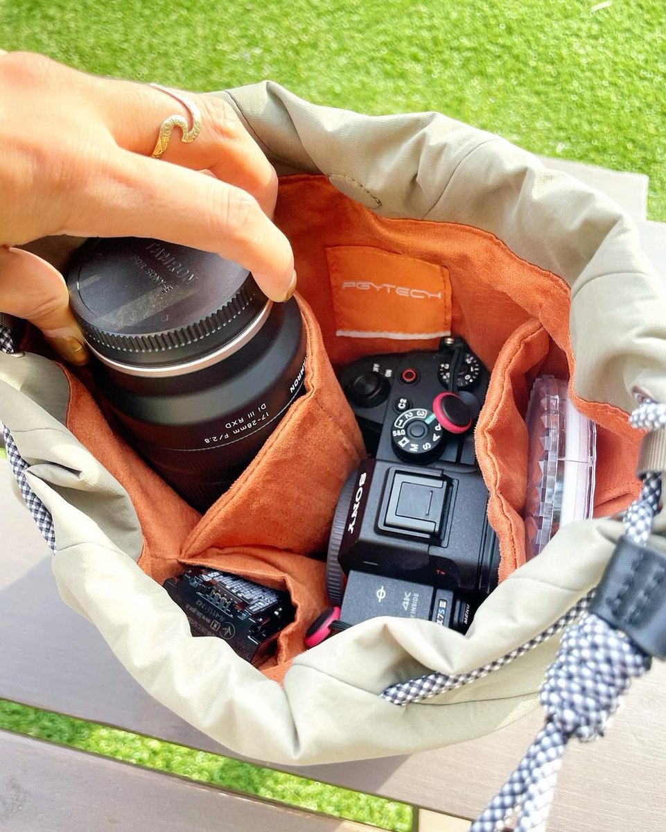 PGYTECH_global's tweet image. 🎀 Who says camera bags can't be cute? PGYTECH Cloud Bag can be your camera's new BFF! 🌈 It's a handbag, shoulder bag, packing cube, and camera strap all in one. 📷 
@maimaidesuyan

#PGYTECH #fashionmeetsfunction #cloudbag #camerabag #camera #photography #videography
