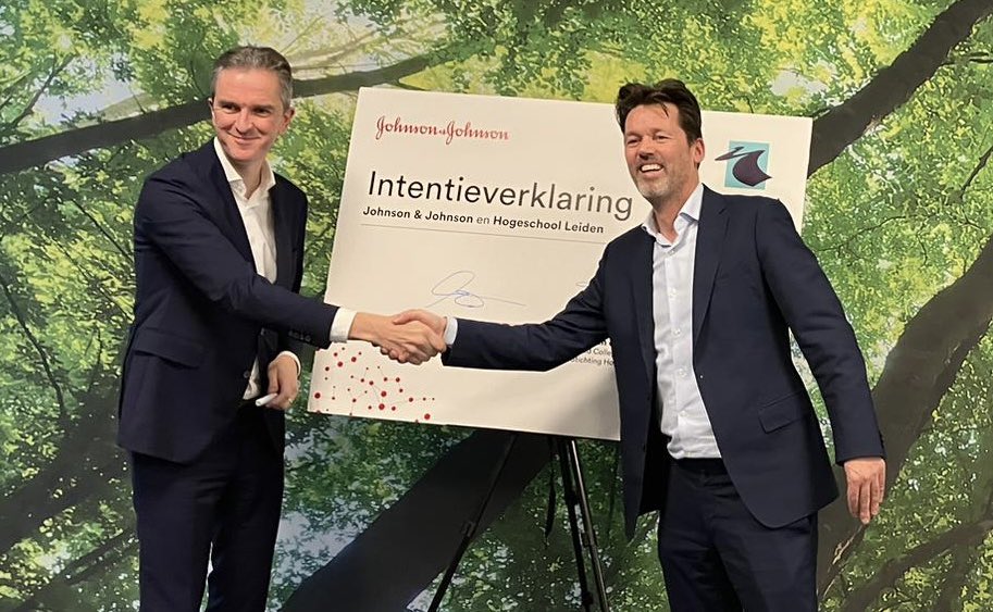 Joerivds's tweet photo. Vanmiddag bezegelden Hogeschool Leiden en Johnson & Johnson (Janssen) onze samenwerking. We gaan samen aan de slag met stages, gezamenlijke minor/colleges, LLO & praktijkgericht onderzoek. Ook ihkv Human Capital Agenda Leiden BioScience Park. #lbsp @HSLeidenNL @Janssen_Ned https://t.co/EJQAQQEYtP