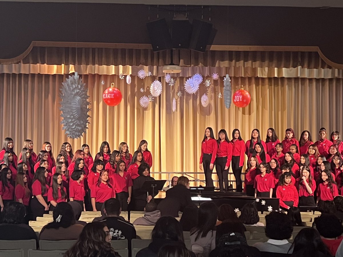 HHSGreyhounds's tweet image. 🎤Our 2023 Hubbard High School Chorus🎼

Sharing Some Holiday Spirit With Great &amp;amp; Amazing Singing.
#Chorus#Greyhounds#🐾#Hubbard