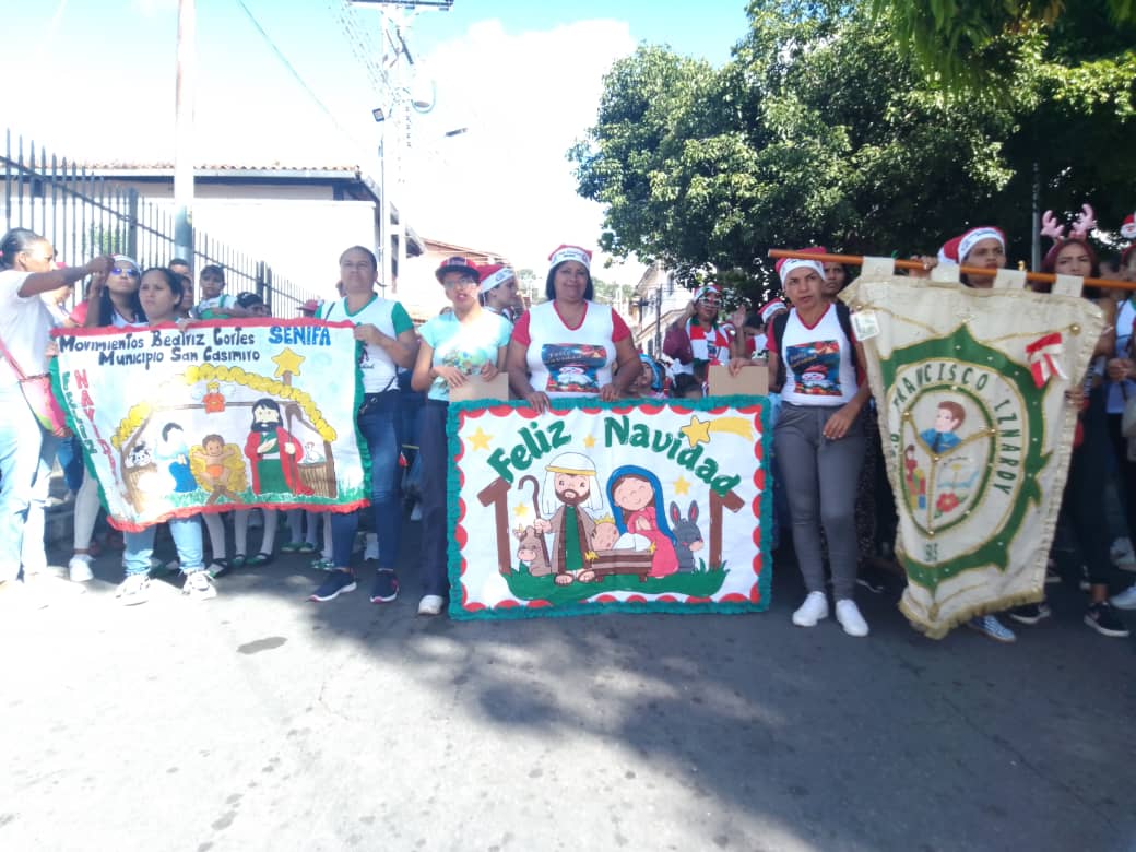#6Dic
Desde el municipio San Casimiro con alegría se realizó el Desfile  Escolar de Navidad 2023, con la participación de las distintas instituciones educativas.
#EsteEsMiMapa 
<a href="/NicolasMaduro/">Nicolás Maduro</a> 
<a href="/_LaAvanzadora/">Yelitze Santaella</a> 
@MPPEDUCACION 
@PiedadQuintana1 
<a href="/Soykarinacarpio/">Karina Carpio</a>