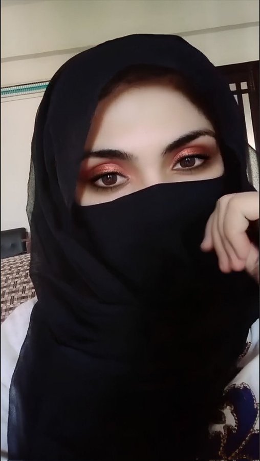 انا معجبه  بواحد من متابعيني شلون افاتحه بالموضوع !؟😂💔