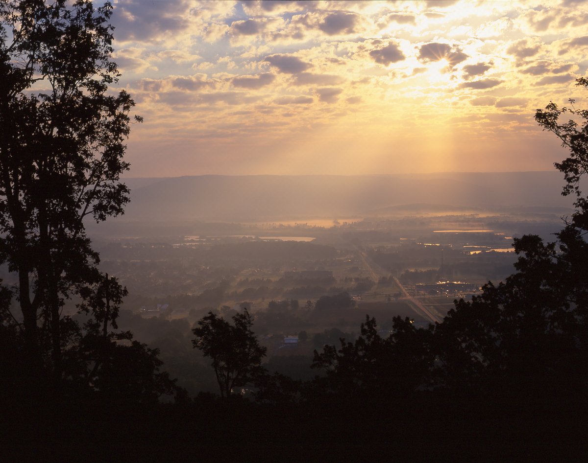 At asmartplace.com we have resources for people making the move to the Rocket City. Visit HAAR or ValleyMLS to learn more about the housing market and how a move to #ASmartPlace can positively impact your life. 

See more at asmartplace.com/live-here/