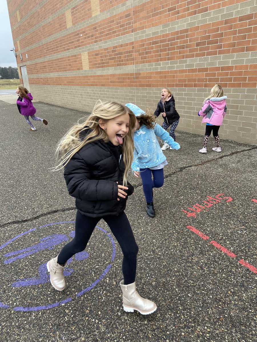 shaefferclass's tweet photo. Having fun catching snowflakes ❄️@SLCSBrummer https://t.co/MLGOAI4Lfx