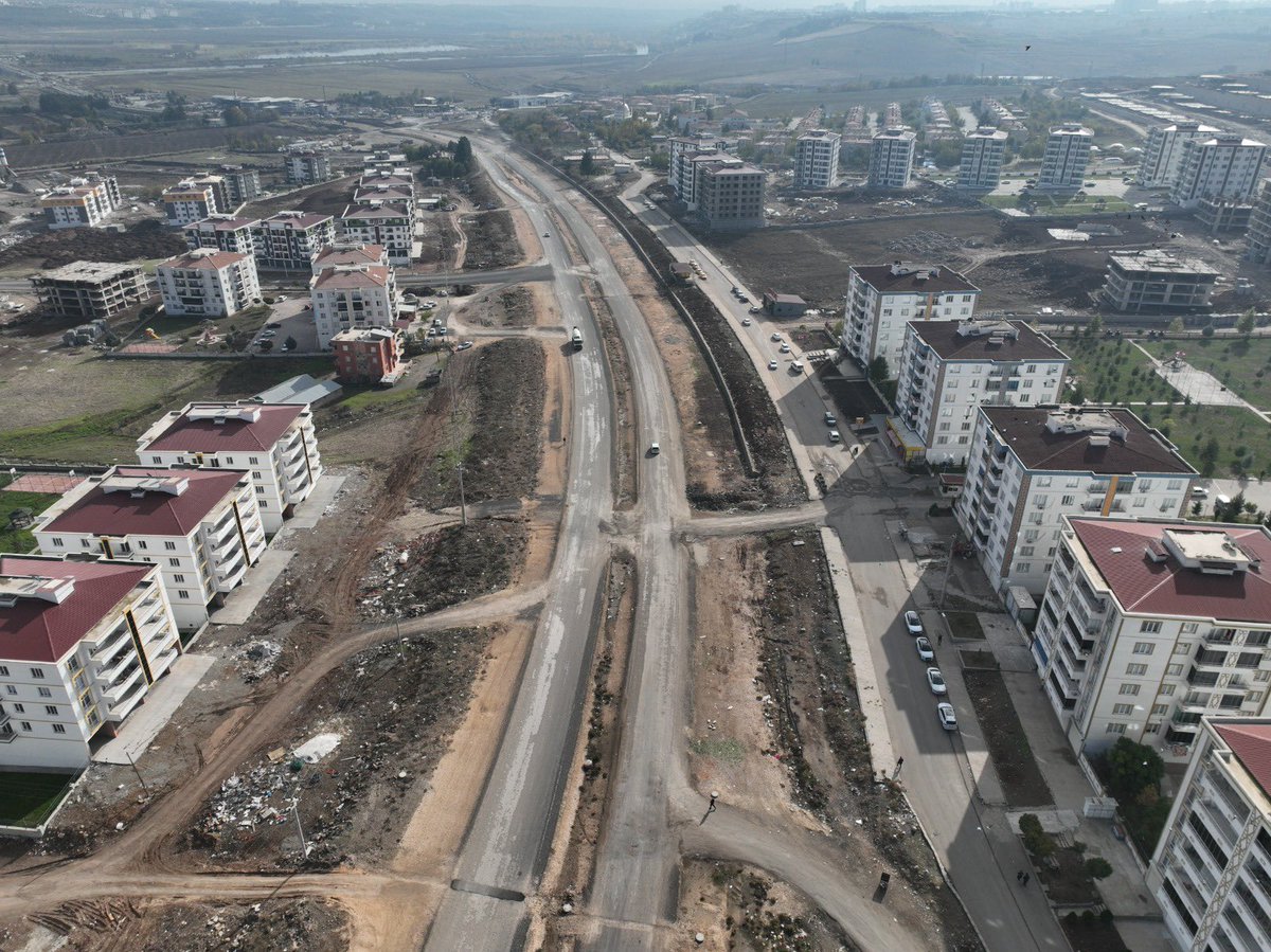 diyarbakirbld's tweet photo. Şehrimizin trafik akışını büyük ölçüde rahatlatacak yeni çevre yolumuzla #Diyarbakır'ımıza değer katıyoruz 🛣️

Silvan yolunu 🔁 Elazığ yoluna bağlayacak

1️⃣2️⃣ kilometre uzunluğunda ve 5️⃣0️⃣ metre genişliğindeki

📍Şeyh Sait Bulvarı'nın yapım çalışmalarına başladık. 🚧

#BasımGözümÜstüne