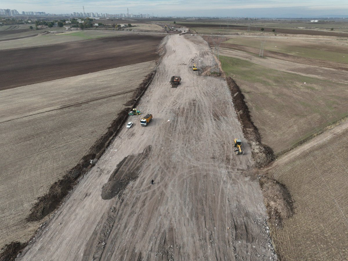 diyarbakirbld's tweet photo. Şehrimizin trafik akışını büyük ölçüde rahatlatacak yeni çevre yolumuzla #Diyarbakır'ımıza değer katıyoruz 🛣️

Silvan yolunu 🔁 Elazığ yoluna bağlayacak

1️⃣2️⃣ kilometre uzunluğunda ve 5️⃣0️⃣ metre genişliğindeki

📍Şeyh Sait Bulvarı'nın yapım çalışmalarına başladık. 🚧

#BasımGözümÜstüne