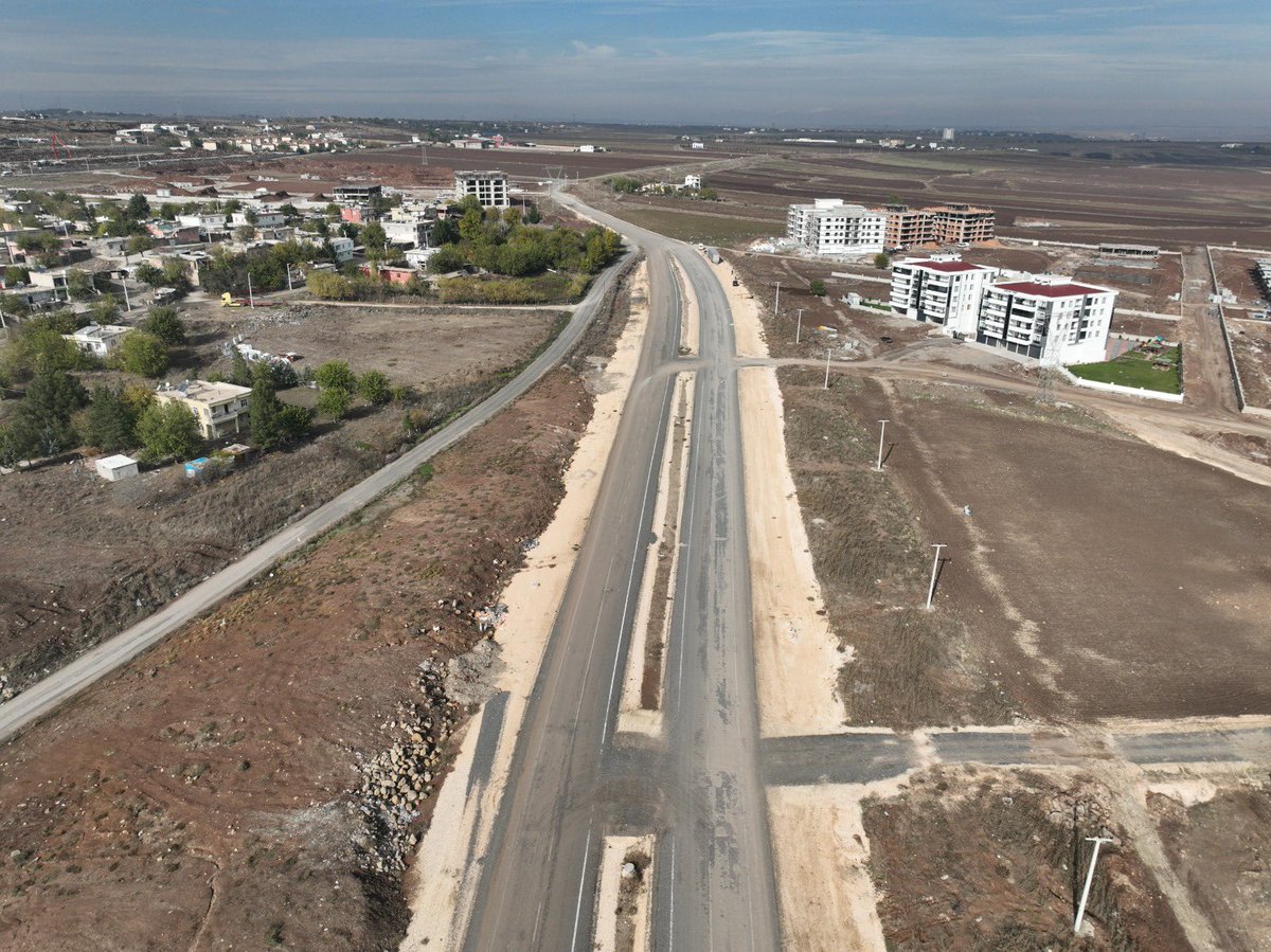 diyarbakirbld's tweet photo. Şehrimizin trafik akışını büyük ölçüde rahatlatacak yeni çevre yolumuzla #Diyarbakır'ımıza değer katıyoruz 🛣️

Silvan yolunu 🔁 Elazığ yoluna bağlayacak

1️⃣2️⃣ kilometre uzunluğunda ve 5️⃣0️⃣ metre genişliğindeki

📍Şeyh Sait Bulvarı'nın yapım çalışmalarına başladık. 🚧

#BasımGözümÜstüne