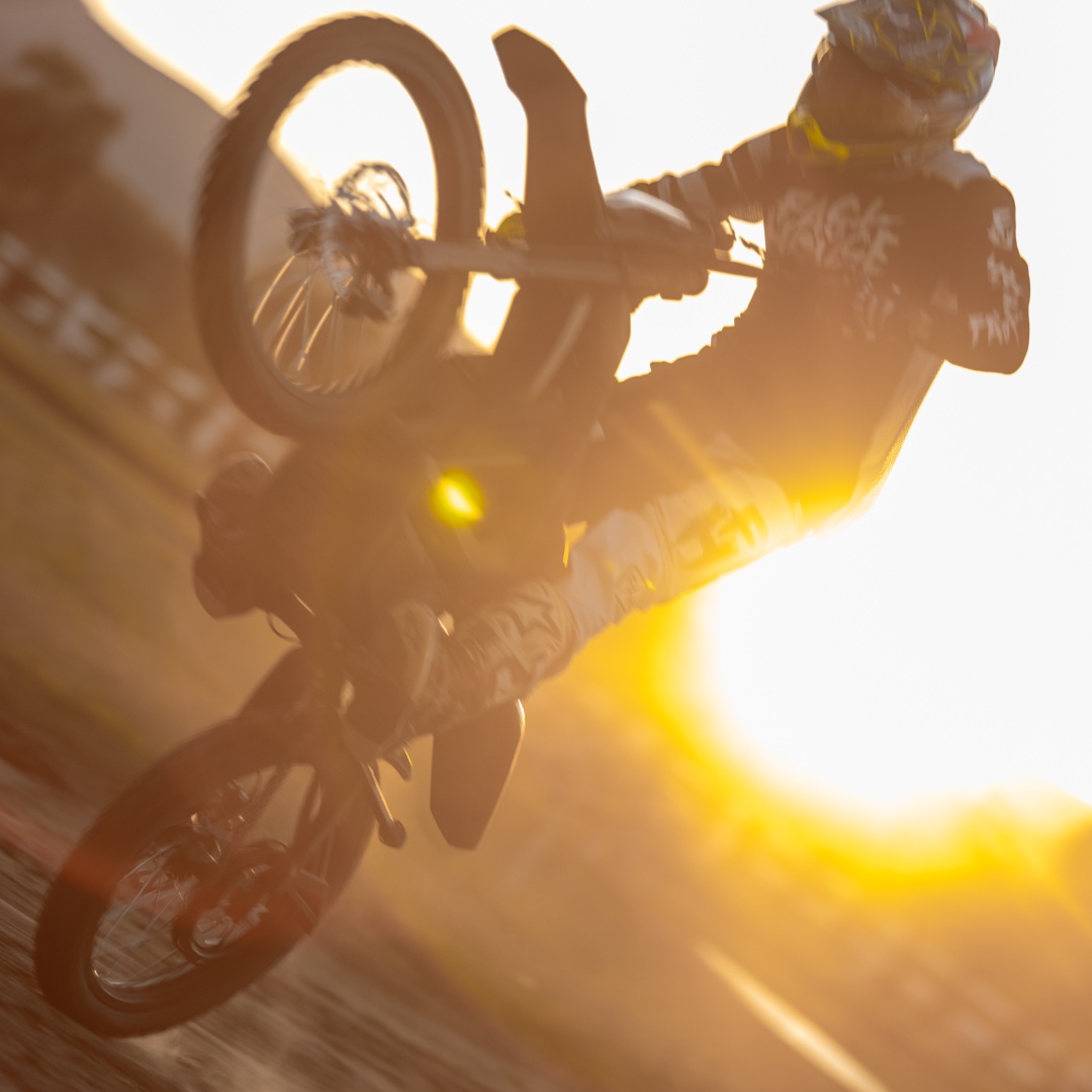 The days have been getting shorter, but that doesn't mean you need to stop UNLEASHING! Get every bit of daylight you can! #WheelieWednesday

#Rawrr #RideRawrr #RawrrMantis # ebike #eMoto