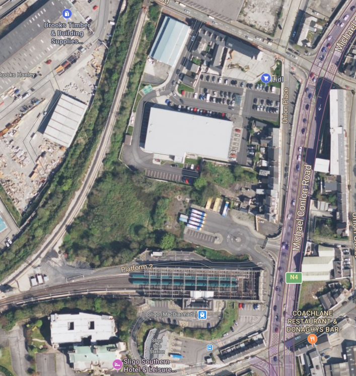 robeirne's tweet photo. @mytrainislate1 @MgtR1710 @sligococo @TFIupdates More recent photo https://t.co/auNKZ1h7Je. There's now a bus and staff car park behind train station. Large building in centre is Lidl (2018). Green area could only be used by Iarnrod Eireann... A staff member said some drive to Collooney if there's no parking in Sligo! https://t.co/gIuyNegyJa