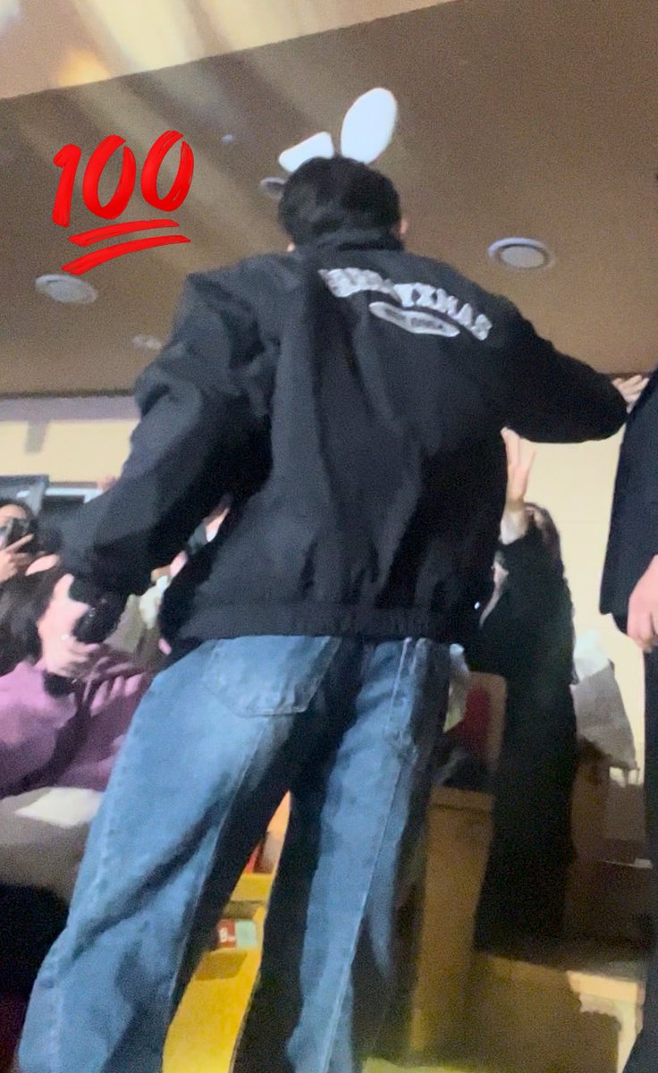 kpoploverboy14's tweet image. One thing I’m regretting is HLE/Gmarket not making this jacket as the merch instead of the hoodie! Seeing it in real life and the quality seems so much better than the hoodie! I hope they do consider selling it when he is back! @official__wonho can you consider it? #bestmodel