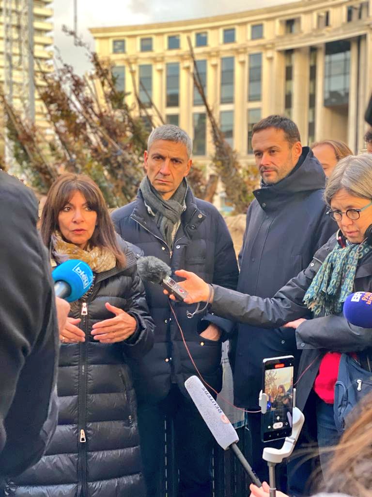 David_Belliard's tweet photo. Place de catalogne, dans le 14e. C'était un rond-point avec plein de bitume et de voitures. Avec @Anne_Hidalgo, nous sommes en train d'en faire une forêt, futur espace de nature et de fraîcheur 🌳
On y plante +460 arbres sur +4000m2. La température ressentie y sera inférieure de 4 degrés en période de canicule ☺️

Bravo aux équipes et à @carine_petit @Guill_Durand @C_Najdovski