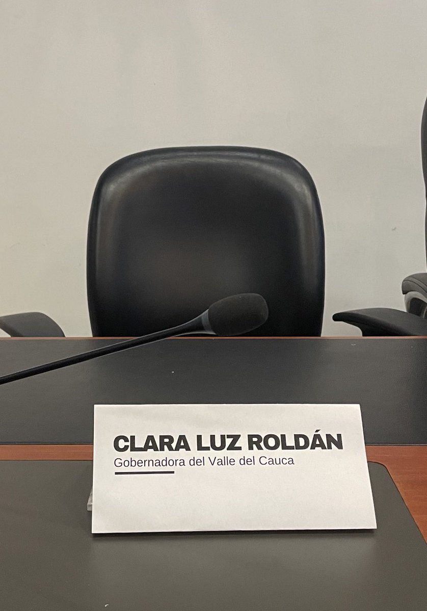 DuvalierSanchez's tweet photo. La Gobernadora @ClaraLuzRoldan dejó la silla vacía y no dio la cara para responder  por el Puente de Juanchito.

Era su oportunidad para desmentir nuestras denuncias ante todo el país. 

A 25 días de terminar su mandato, su legado será que se burló del Control Político, como se burló de lo ciudadanos a quienes les mintió en más de 8 ocasiones cuando dijo iba a entregar la obra.

Gobernadora espero le haya ido bien en la entrevista de Tropicana que dio a la misma hora del debate, ojalá allá le crean algo, porque para la mayoría de vallecaucanos su palabra no vale nada. 

#DuroContraLosCorruptos.