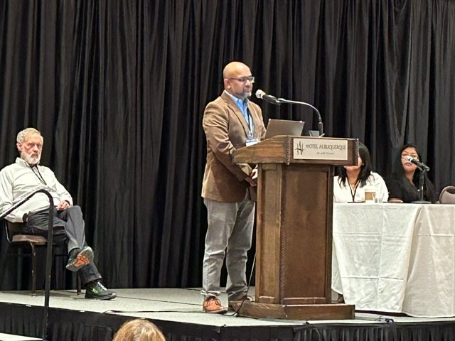 CLEARWSU's tweet photo. How it started (pic 1), versus How it's going (pic 2)? 😎😁 Community Engagement Core lead Lyke Thompson and Research Translation lead Rahul Mitra talking about community-centered #reportback tools at #SRP2023 on Day 1, and then chilling at the RT-CE dinner on Day 2! https://t.co/kPrYoM5RgP