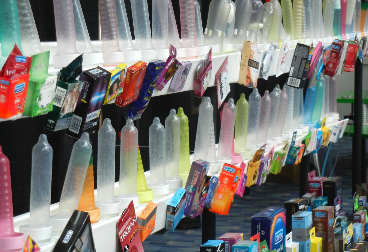 Be safe this Holiday Season! Check out the latest edition of GQ Magazine, which features advice from Dr. Ron Collman, director of the Penn Center for AIDS Research, on how best to wear condoms!
gq.com/story/best-con…